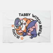 Tabby Witch Brew – Cute Halloween Cat Design Theedoek (Horizontaal)