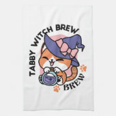 Tabby Witch Brew – Cute Halloween Cat Design Theedoek (Verticaal)