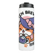 Tabby Witch Brew – Cute Halloween Cat Design Thermosbeker (Voorkant)