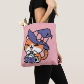 Tabby Witch Brew – Cute Halloween Cat Design Tote Bag (Dichtbij)