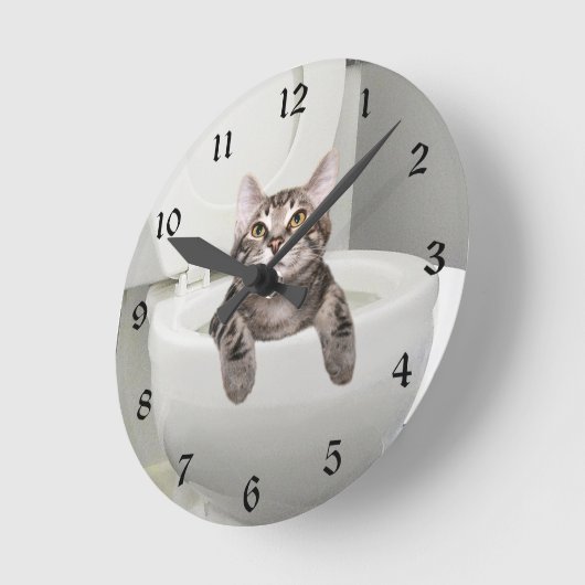 Tabbykat in het toilet ronde klok (Hoek)