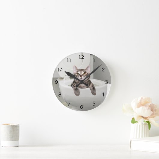 Tabbykat in het toilet ronde klok (Huis)