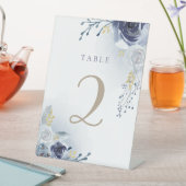 tabel met blauwe rozen reclamebord met voetstuk (Insitu)