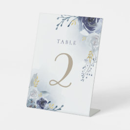 tabel met blauwe rozen reclamebord met voetstuk