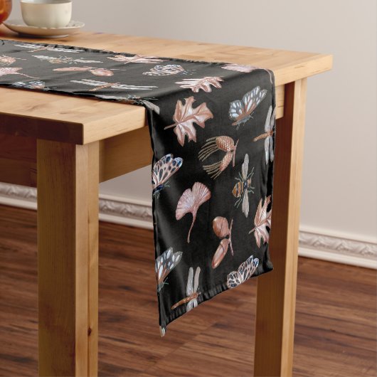 Tabel met zwarte uitvoerder met Prints voor Natuur Lange Tafelloper (Voorbeeld)