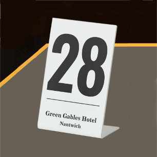 Tabelnummer voor voetafdruk in hotel of restaurant reclamebord met voetstuk