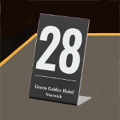 Tabelnummer voor voetafdruk in hotel of restaurant reclamebord met voetstuk