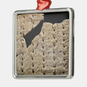 Tablet met cuneiform script, uit Uruk Metalen Ornament (Links)