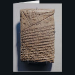 Tablet met veertien regels wiskundige tekst<br><div class="desc">Mesopotamian's tablet met veertien regels van een wiskundige tekst in een vorm van een cuneiform schrift en een geometrisch ontwerp in het Iraakse Museum in Bagdad.</div>