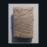 Tablet met veertien regels wiskundige tekst briefkaart<br><div class="desc">Mesopotamian's tablet met veertien regels van een wiskundige tekst in een vorm van een cuneiform schrift en een geometrisch ontwerp in het Iraakse Museum in Bagdad.</div>