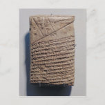 Tablet met veertien regels wiskundige tekst briefkaart<br><div class="desc">Mesopotamian's tablet met veertien regels van een wiskundige tekst in een vorm van een cuneiform schrift en een geometrisch ontwerp in het Iraakse Museum in Bagdad.</div>