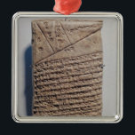 Tablet met veertien regels wiskundige tekst metalen ornament<br><div class="desc">Mesopotamian's tablet met veertien regels van een wiskundige tekst in een vorm van een cuneiform schrift en een geometrisch ontwerp in het Iraakse Museum in Bagdad.</div>