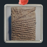Tablet met veertien regels wiskundige tekst metalen ornament<br><div class="desc">Mesopotamian's tablet met veertien regels van een wiskundige tekst in een vorm van een cuneiform schrift en een geometrisch ontwerp in het Iraakse Museum in Bagdad.</div>