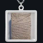 Tablet met veertien regels wiskundige tekst zilver vergulden ketting<br><div class="desc">Mesopotamian's tablet met veertien regels van een wiskundige tekst in een vorm van een cuneiform schrift en een geometrisch ontwerp in het Iraakse Museum in Bagdad.</div>