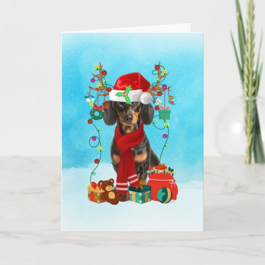 Tachshund in sneeuw met kerstcadeaus kaart (Voorkant)
