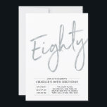 tachtig | Modern Silver Brush 80th Birthday Party Kaart<br><div class="desc">Viel je speciale dag in met deze eenvoudige,  stijlvolle uitnodiging voor een 80ste verjaardag. Dit ontwerp is voorzien van een penseelscript "80" met een schone lay-out in zwart-witkleurencombinatie. Meer design en partijbenodigdheden zijn beschikbaar in mijn winkel BaraBomDesign.</div>