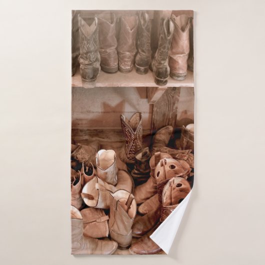 Tack Room vol met Well Worn Cowboy Bootsboots, cow Badhanddoek (Badhanddoek)