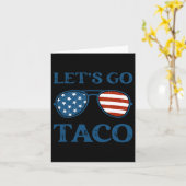 Taco Trump 2025 Retro Sungles Funny Let's Go Taco Kaart (Gele Bloem)