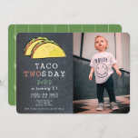 Taco Twosday Tuesday Chalkboard Photo 2nd Birthday Kaart<br><div class="desc">This Simple and Modern " taco twosday " mexican themed 2nd / second birthday party uitnoation features your foto and a chalkboard background with a pair tacos with single and bold letterings. Not only for kids but to adults as well. The reverse side features a moss green background with white...</div>