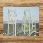 Tacoma versmalt bruggen landschap legpuzzel<br><div class="desc">Een uitdagende puzzel van 16 x 20 inch met een schilderachtig,  landschapsfoto afbeelding van de Tacoma Narrows Bridges die zich uitstrekken over het Narrows Channel van Puget Sound,  Washington,  samen met een uitzicht van de Olympic Mountains op de achtergrond. Leuk voor het hele gezin!</div>