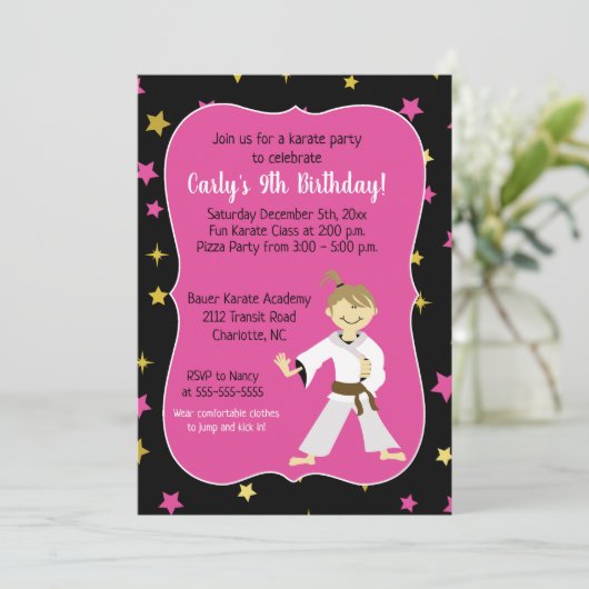 Tae Kwon Do Birthday Uitnodigingen bruin meisje (Staand voorkant)