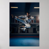 Taekwondo-atleet die vliegende zijkick uitvoert poster (Voorkant)