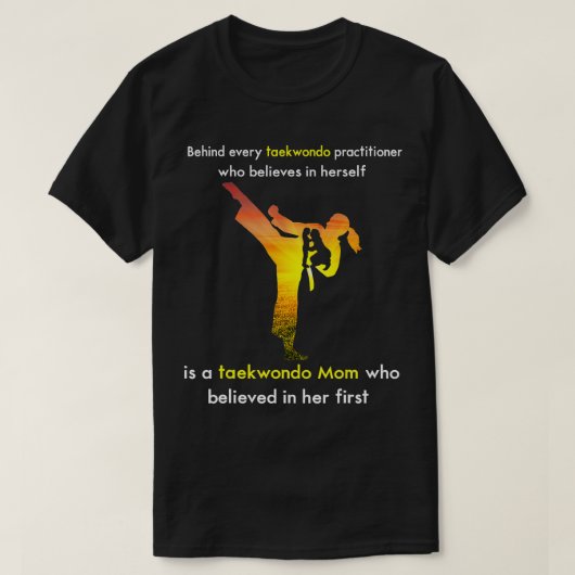 Taekwondo mama die in haar eerste geloofde t-shirt (Design voorkant)