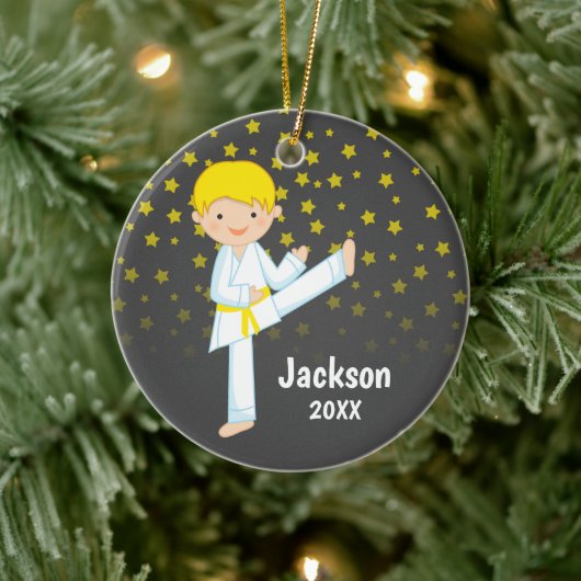 Taekwondo Yellow Belt Blonde Boy Personalized Keramisch Ornament (Boom)