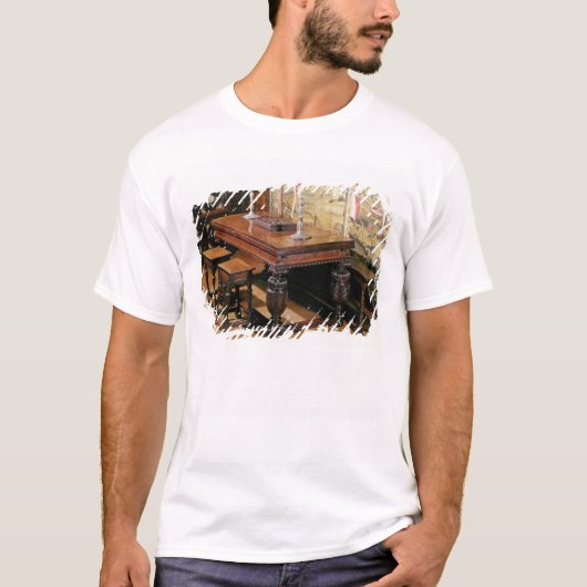 Tafel en stoelen, zogenaamde Bromley-by-Bow T-shirt (Voorkant)