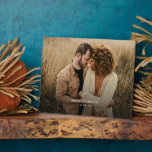 Tafelbord met easel fotoplaat<br><div class="desc">Een eenvoudig rustiek pasgetrouwd stel foto met huwelijksdatum. Personaliseer met je eigen favoriete foto.</div>