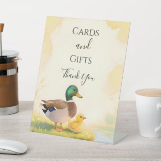 Tafelkaart voor babyshower met wilde eend en eendj reclamebord met voetstuk