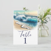 Tafelnummer met golven van de branding op het kust (Staand voorkant)