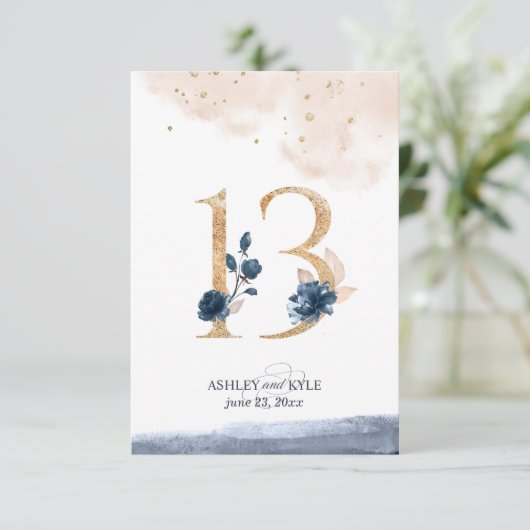 Tafelnummer voor een bruiloft in navy, blush en go (Staand voorkant)