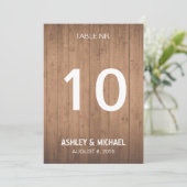 Tafelnummers voor een rustige houten trouwtafel (Staand voorkant)