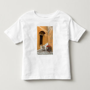 Tafelopstelling op het trottoir, Chania, Kreta, Gr Kinder Shirts