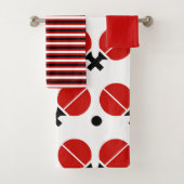Tafeltennisrackets en -bal in zwart, rood bad handdoek (Insitu)