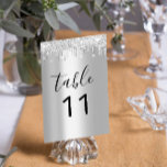 Tafelzuilige grijze schijven (zwart) kaart<br><div class="desc">De Zazzle Table Number Silver Grey met grijze druppels en zwarte Sparkly achtergrond is een prachtig stuk decor dat een element van verfijnde glamour toevoegt aan elke event setting. Perfect voor bruiloften, gala's of elke formele bijeenkomst, deze tabel nummer kaart combineert elegantie met een moderne twist. Met een strakke zilvergrijze...</div>