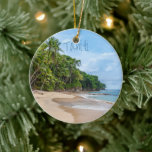 Tahiti Sand Beach Blue Sky Palm Trees Keramisch Ornament<br><div class="desc">Tahiti Sand Beach Blue Sky Palm TreesMooie zandstrand met blauwe hemel en groene palmbomen.  Dit is een vakantieplaats waar iedereen van zou houden.  Als je klaar bent om ergens op een strand te zijn,  neem dan deze foto en droom van daar zijn.  Perfect souvenir cadeau.</div>