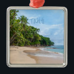 Tahiti Sand Beach Blue Sky Palm Trees Metalen Ornament<br><div class="desc">Tahiti Sand Beach Blue Sky Palm Trees Beauful sandy strand met blauwe hemel en groene palmbomen. Dit is een vakantieplaats waar iedereen van zou houden. Als je klaar bent om ergens op een strand te zijn,  neem dan deze foto en droom van daar zijn. Perfect souvenir cadeau.</div>