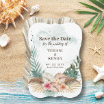 Tahiti | Tropische Waterverf palmbladeren en -bloe Save The Date<br><div class="desc">Geïnspireerd eiland Save the Date-kaart is voorzien van een opstelling van hibiscus,  flamingo en jasmijnbloemen,  en palmbladeren met een waterblauwe waterverf wasachtergrond. De achterkant is een abstract ventilatorpalmablad in tinten van khaki beige en taupe. Ideaal voor strand,  bestemming en tropische thema's.</div>