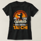 Tai Chi Martial Art onderschat nooit een oud Wom T-shirt (Design voorkant)
