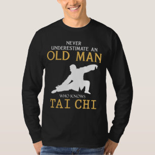 Tai Chi Wit: Onderschat nooit een oud Man met mij T-shirt