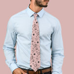 Tailor Seamstress Beroep Papa Stropdas<br><div class="desc">Het mannen stropdas is geïnspireerd op kleermakerspatroon, waardoor het een doordacht geschenk is aan cadeau voor een vader, grootvader of oom die werkt of een passie heeft voor kleermakerij en naaien. Het ontwerp toont een verscheidenheid aan op maat gemaakte symbolen en gereedschappen, zoals naaimachines, scharen, draadspoelen, meetbanden en kledingvormen. De...</div>
