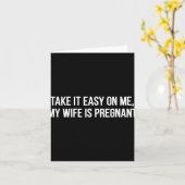 Take It Easy On Me My Wife Is Pregnant Funny Fathe Kaart (Gele Bloem)
