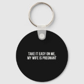 Take It Easy On Me My Wife Is Pregnant Funny Fathe Sleutelhanger (Voorkant)