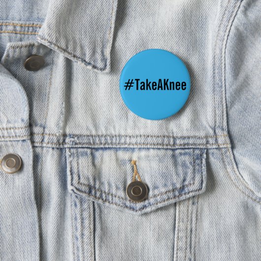 #TakeAKnee, vetgedrukte zwarte tekst op helderblau Ronde Button 5,7 Cm (In situ)