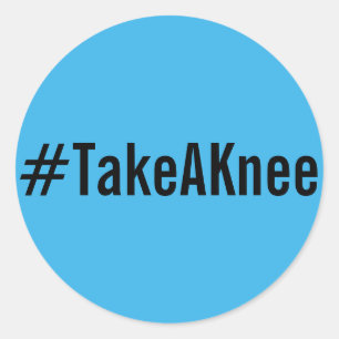 #TakeAKnee, zwarte tekst op felblauwe stickers