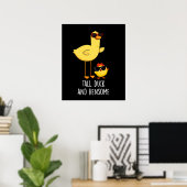 Tall Duck en Hensome Funny Animal Pun Dark BG Poster (Thuiskantoor)