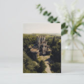 Tall Grey Stone Castle in Green Overgrown Bossen Briefkaart (Staand voorkant)
