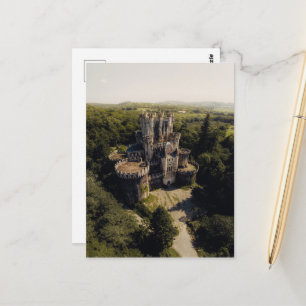 Tall Grey Stone Castle in Green Overgrown Bossen Briefkaart
